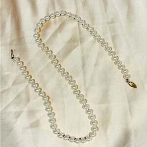 Beautiful vintage 23 inch pearl necklace with unique flower clasp